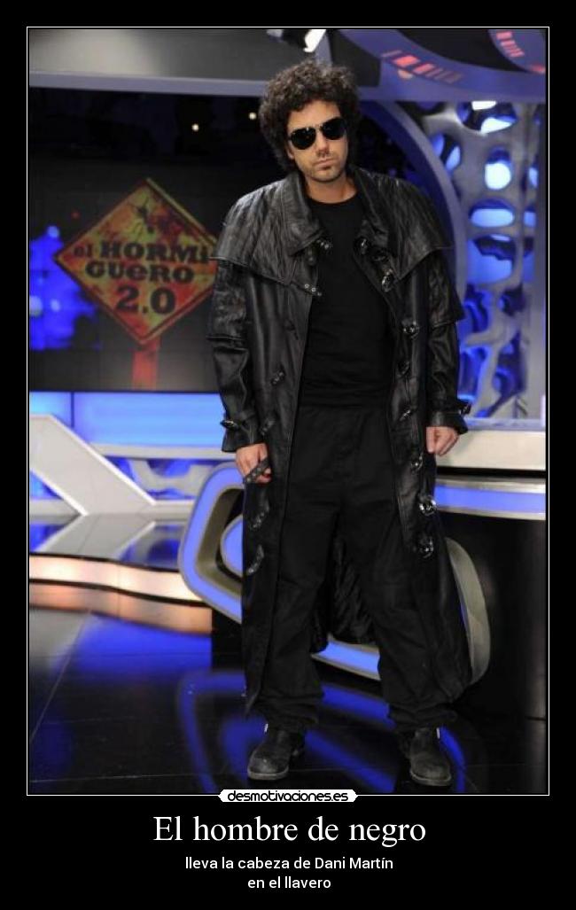 El hombre de negro - lleva la cabeza de Dani Martín
en el llavero