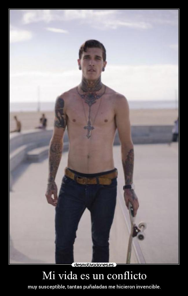 Mi vida es un conflicto - muy susceptible, tantas puñaladas me hicieron invencible.