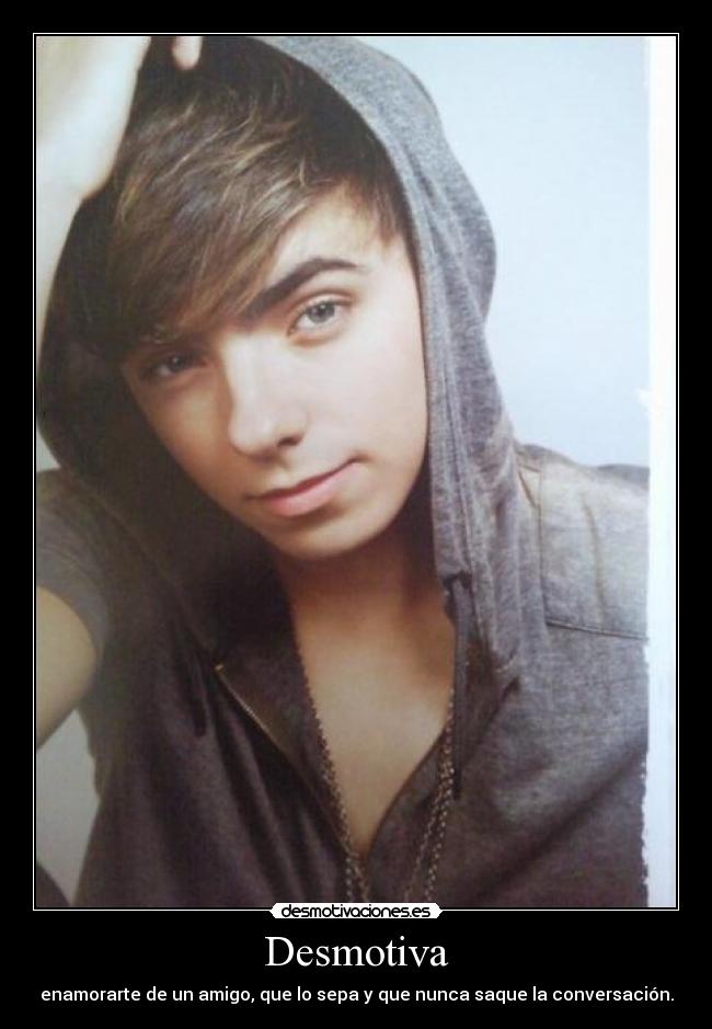 Desmotiva - enamorarte de un amigo, que lo sepa y que nunca saque la conversación.