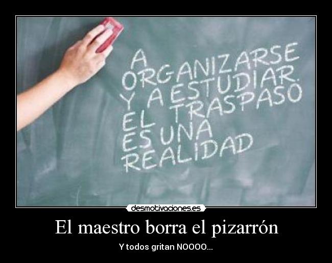 El maestro borra el pizarrón -