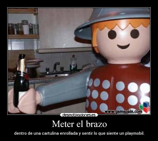 Meter el brazo - dentro de una cartulina enrollada y sentir lo que siente un playmobil.