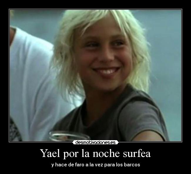 Yael por la noche surfea - y hace de faro a la vez para los barcos