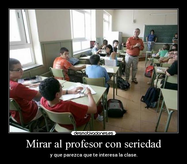 Mirar al profesor con seriedad -