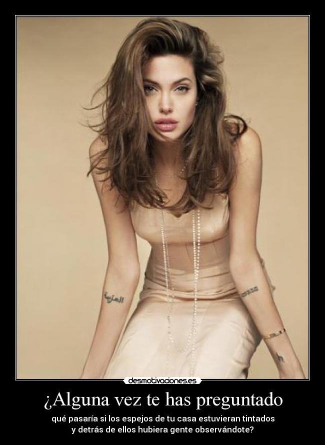 ¿Alguna vez te has preguntado - qué pasaría si los espejos de tu casa estuvieran tintados
y detrás de ellos hubiera gente observándote?