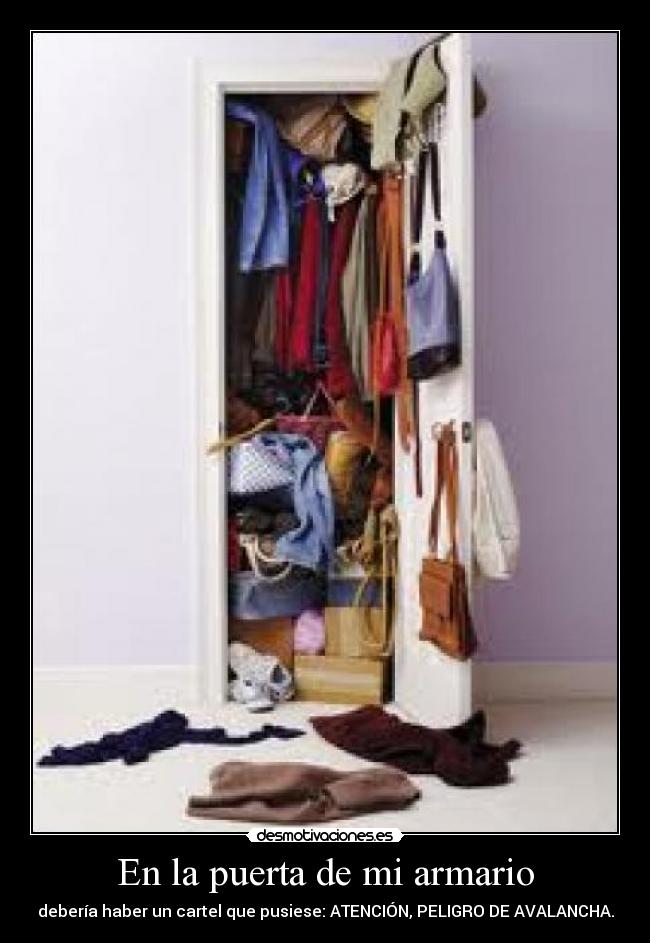 En la puerta de mi armario - debería haber un cartel que pusiese: ATENCIÓN, PELIGRO DE AVALANCHA.