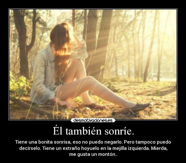 Él también sonríe. -