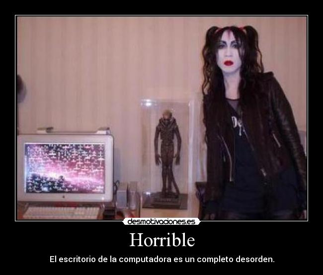 Horrible - El escritorio de la computadora es un completo desorden.