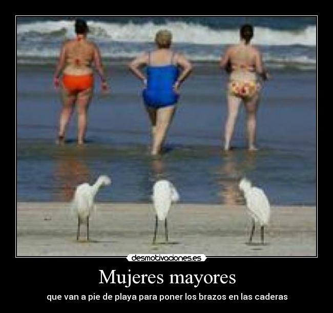 Mujeres mayores - que van a pie de playa para poner los brazos en las caderas