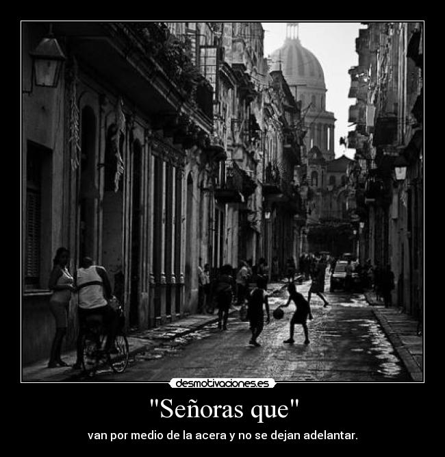 Señoras que - van por medio de la acera y no se dejan adelantar.