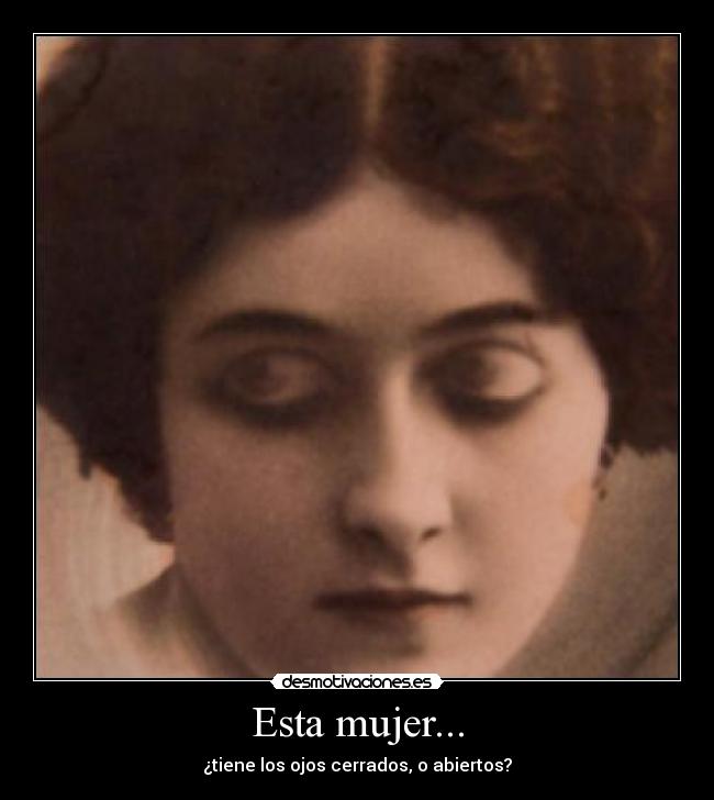 Esta mujer... - ¿tiene los ojos cerrados, o abiertos?
