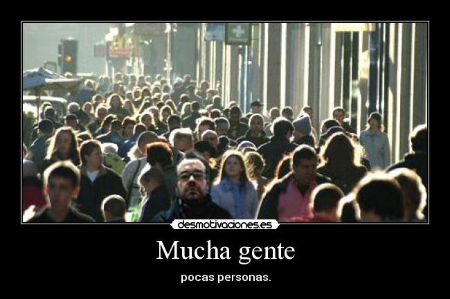 Mucha gente - pocas personas.