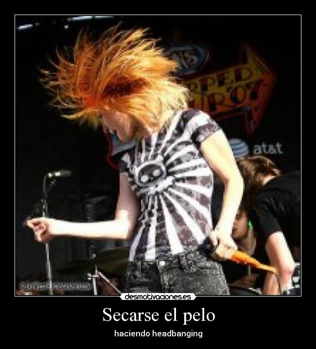Secarse el pelo - haciendo headbanging