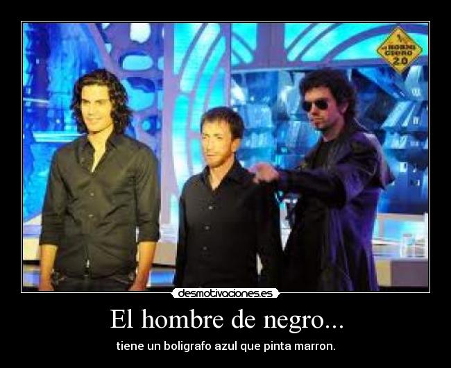 El hombre de negro... - tiene un boligrafo azul que pinta marron.