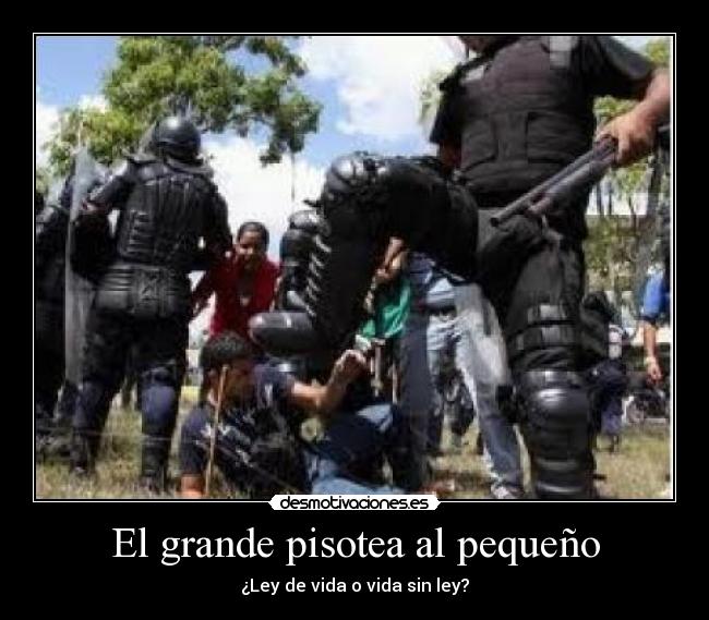 El grande pisotea al pequeño -