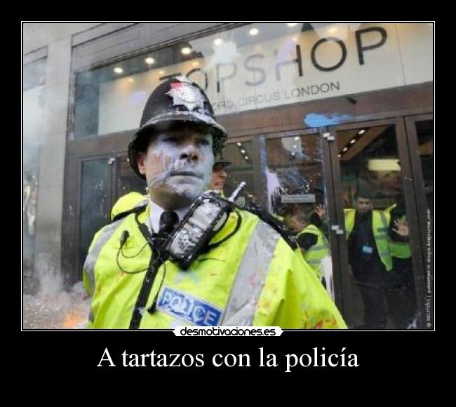 A tartazos con la policía -