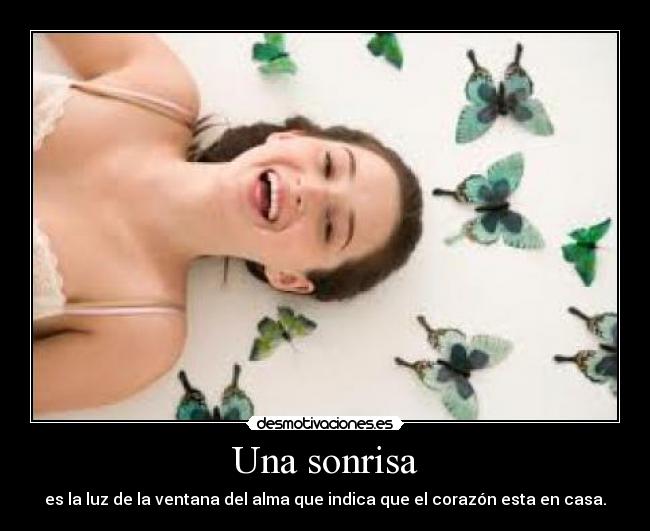 Una sonrisa - es la luz de la ventana del alma que indica que el corazón esta en casa.