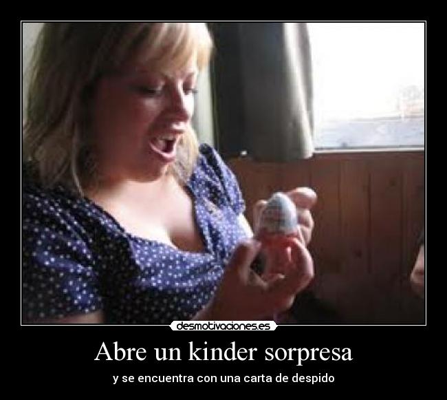 Abre un kinder sorpresa -