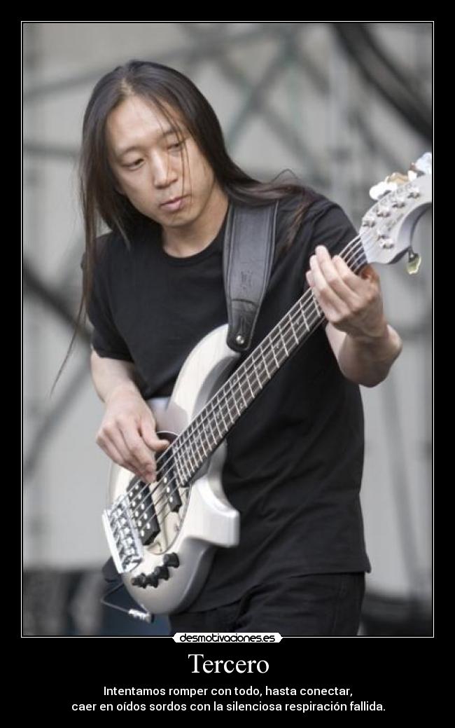Tercero - Intentamos romper con todo, hasta conectar,
caer en oídos sordos con la silenciosa respiración fallida.