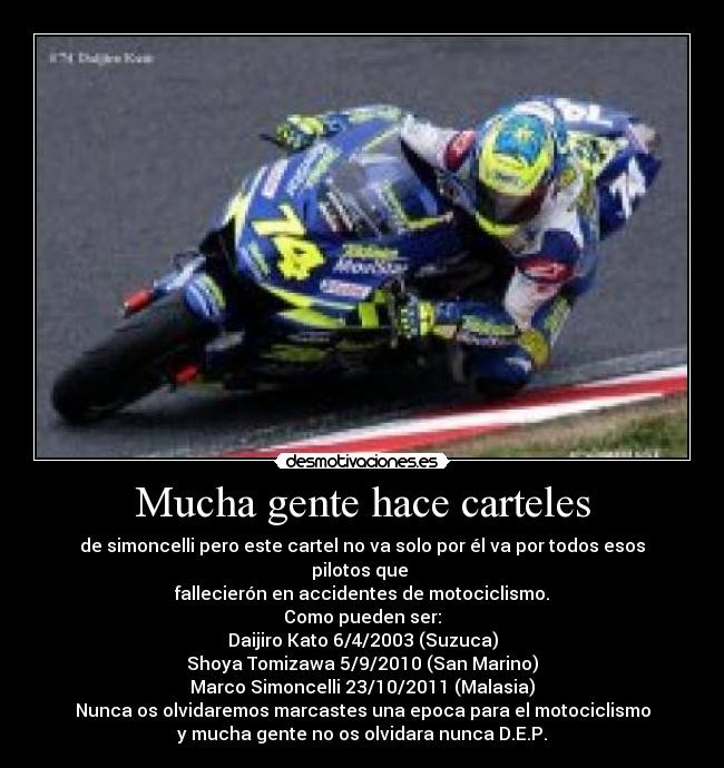 Mucha gente hace carteles -