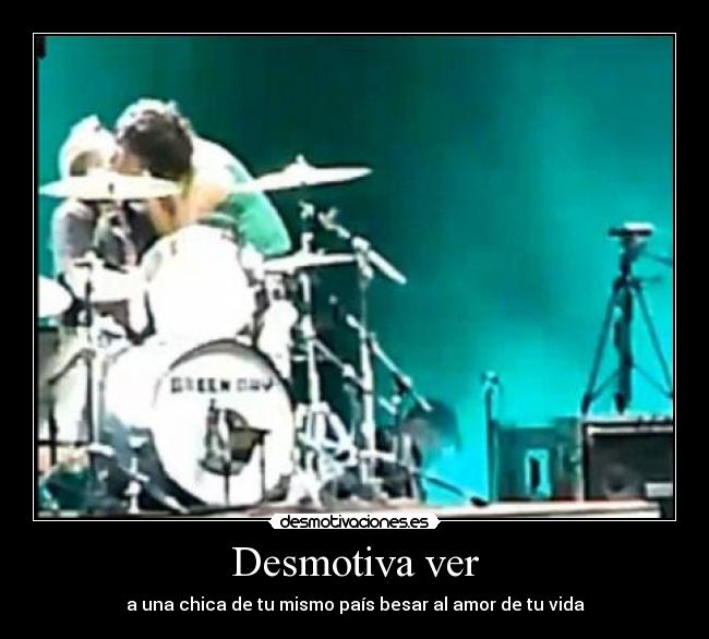 Desmotiva ver - a una chica de tu mismo país besar al amor de tu vida