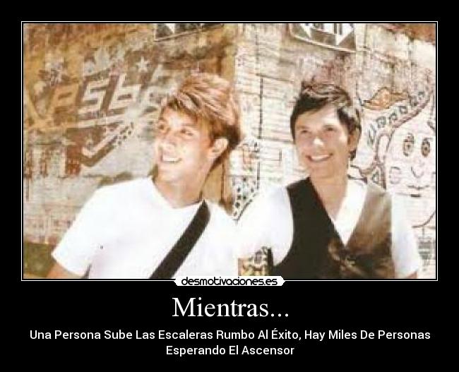 Mientras... - Una Persona Sube Las Escaleras Rumbo Al Éxito, Hay Miles De Personas
Esperando El Ascensor