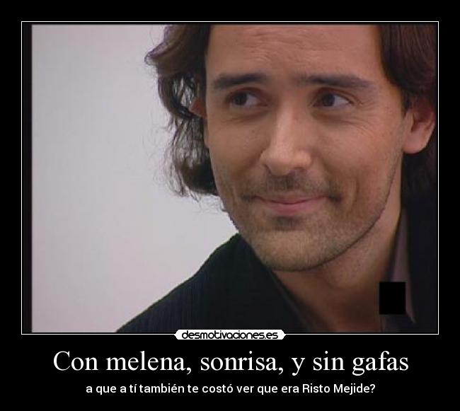 Con melena, sonrisa, y sin gafas -