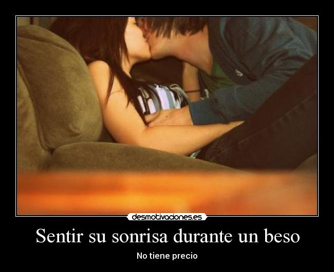 Sentir su sonrisa durante un beso -