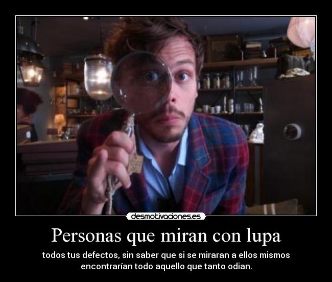 Personas que miran con lupa -