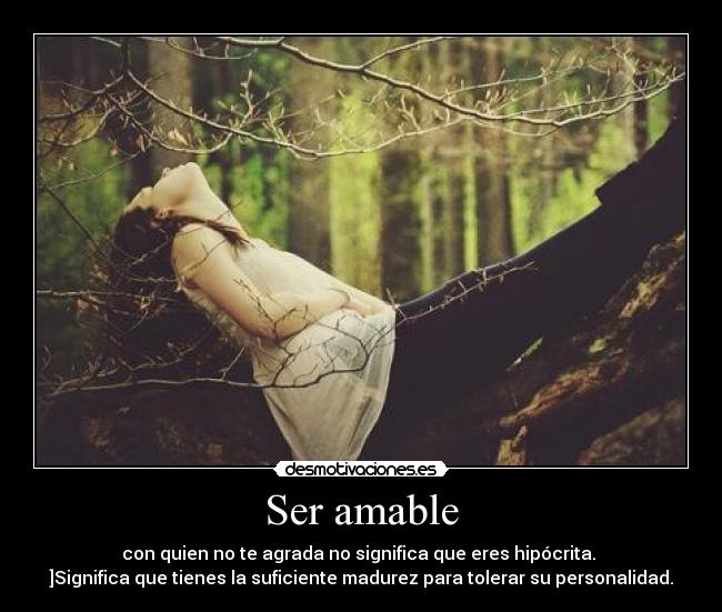 Ser amable - con quien no te agrada no significa que eres hipócrita. 
]Significa que tienes la suficiente madurez para tolerar su personalidad.