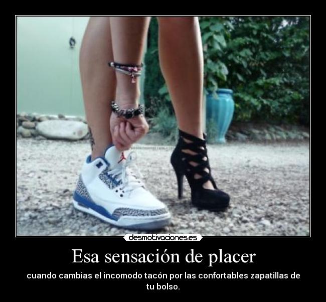 Esa sensación de placer - cuando cambias el incomodo tacón por las confortables zapatillas de tu bolso.