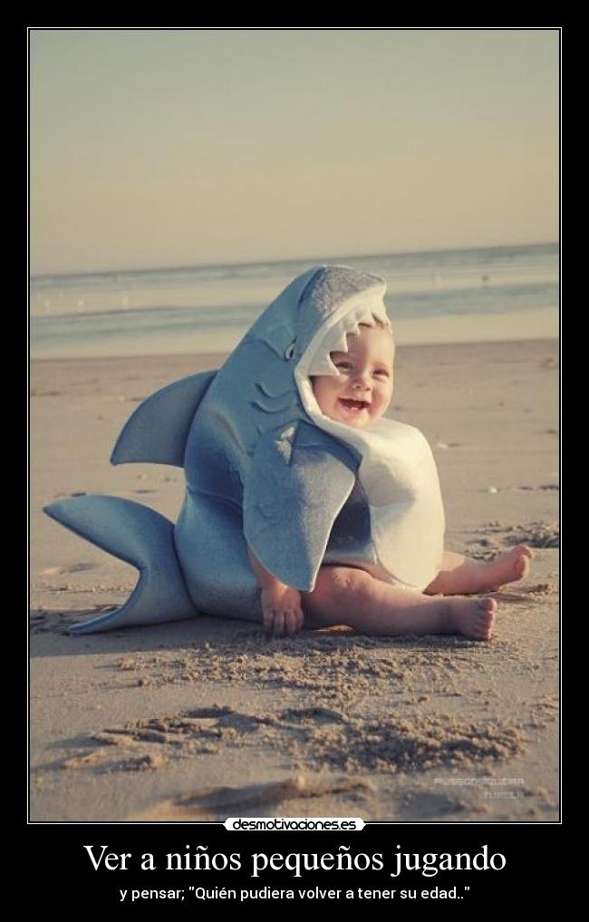 Ver a niños pequeños jugando -