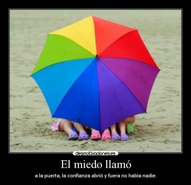 El miedo llamó -