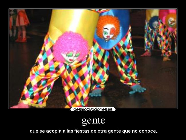gente - que se acopla a las fiestas de otra gente que no conoce.