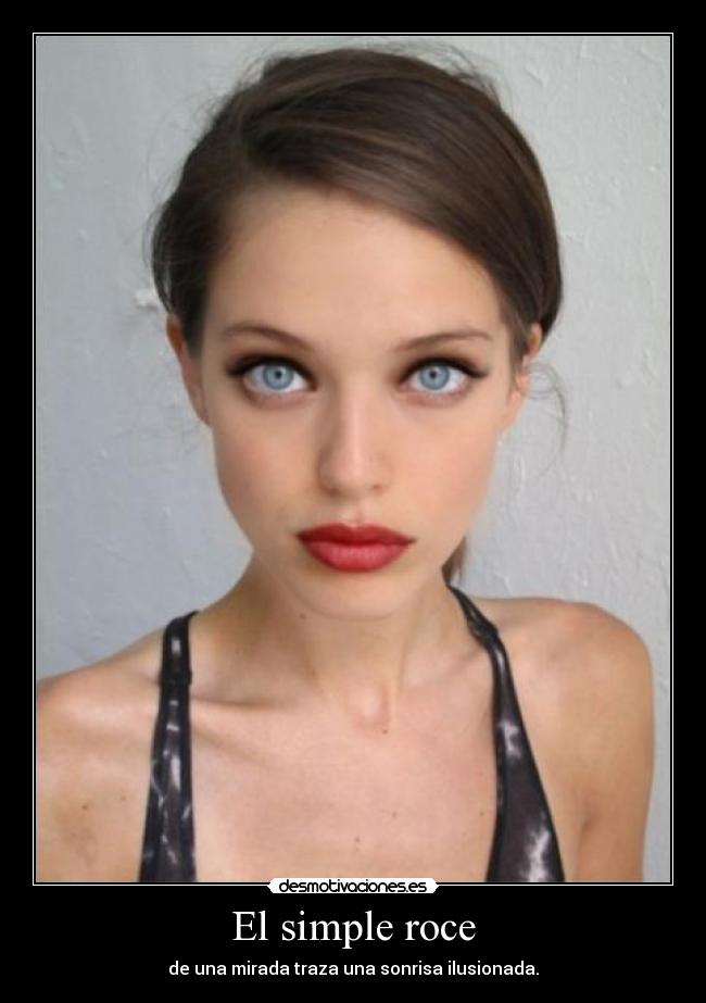 El simple roce - de una mirada traza una sonrisa ilusionada.