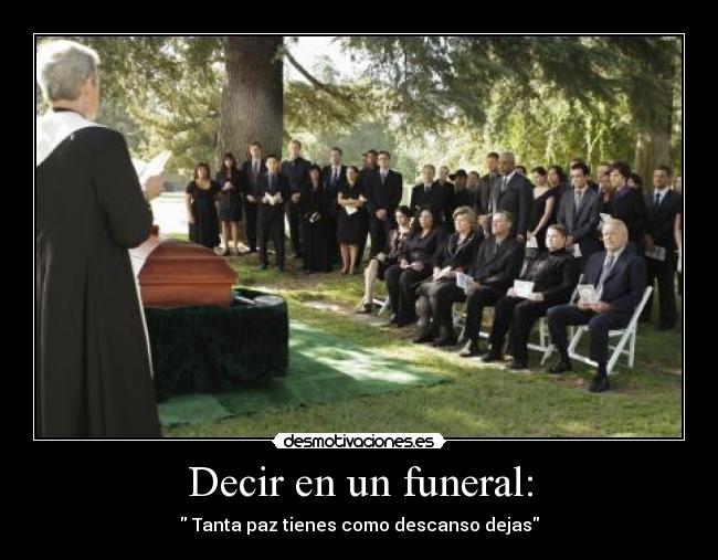Decir en un funeral: -
