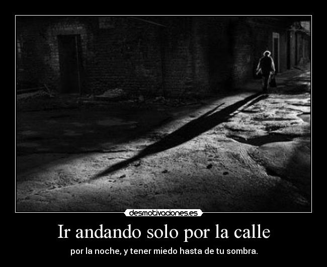 Ir andando solo por la calle -