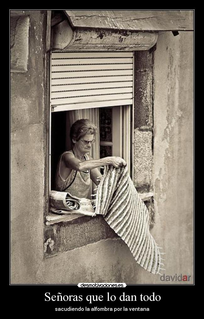 Señoras que lo dan todo - sacudiendo la alfombra por la ventana