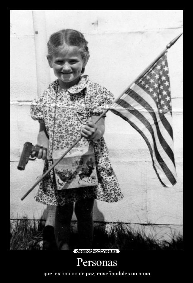 Personas - que les hablan de paz, enseñandoles un arma