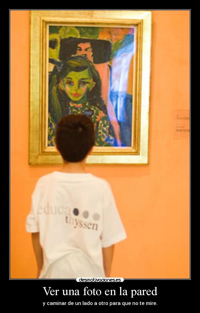 Ver una foto en la pared - y caminar de un lado a otro para que no te mire.