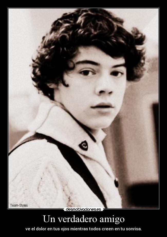 Un verdadero amigo - ve el dolor en tus ojos mientras todos creen en tu sonrisa.