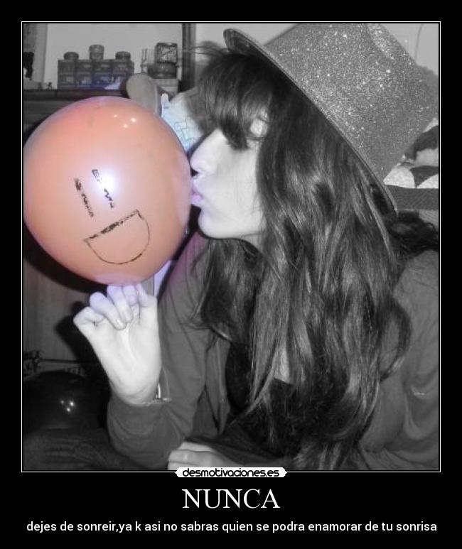 NUNCA - dejes de sonreir,ya k asi no sabras quien se podra enamorar de tu sonrisa