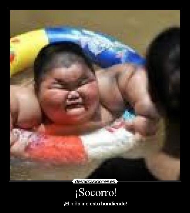 ¡Socorro! - ¡El niño me esta hundiendo!