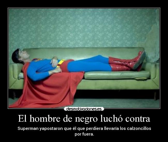 El hombre de negro luchó contra - Superman yapostaron que él que perdiera llevaría los calzoncillos por fuera.