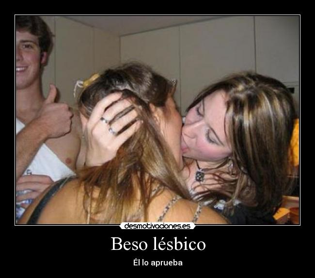 Beso lésbico - Él lo aprueba