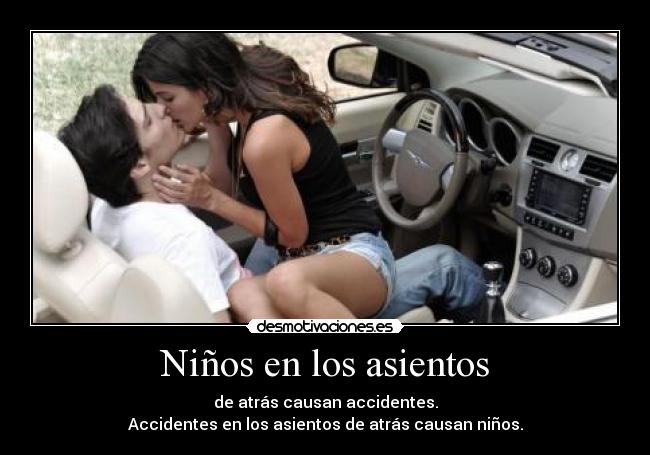 Niños en los asientos -