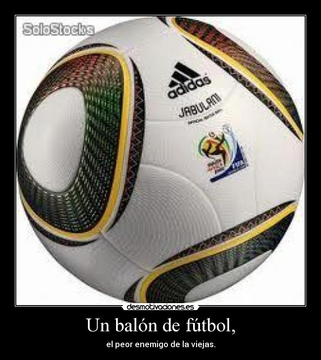 Un balón de fútbol, - el peor enemigo de la viejas.