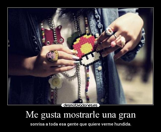 Me gusta mostrarle una gran - sonrisa a toda esa gente que quiere verme hundida.