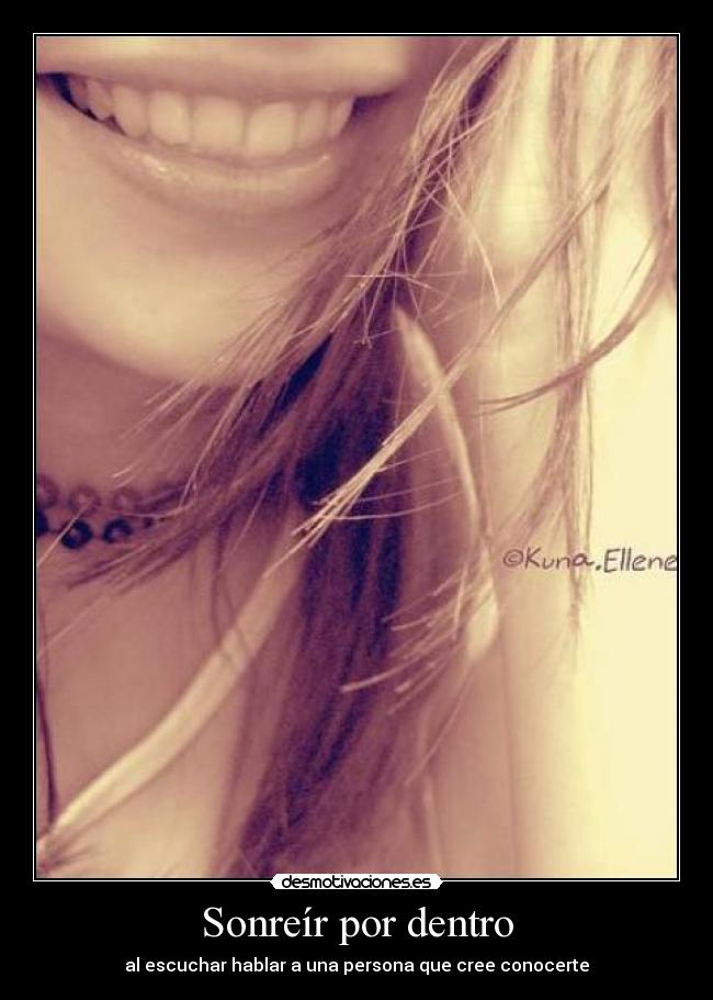 Sonreír por dentro - al escuchar hablar a una persona que cree conocerte