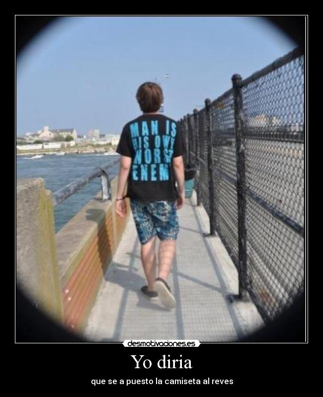 Yo diria - que se a puesto la camiseta al reves