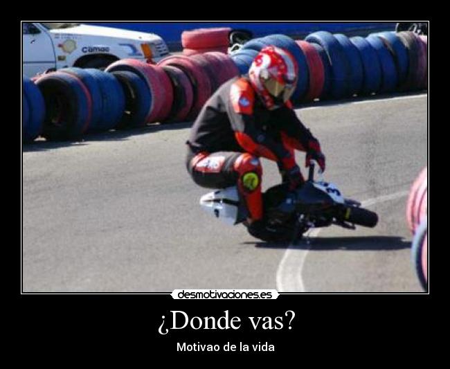 carteles moto accidente choque caida gracioso motiva desmotiva moto coche circuito casco mono desmotivaciones